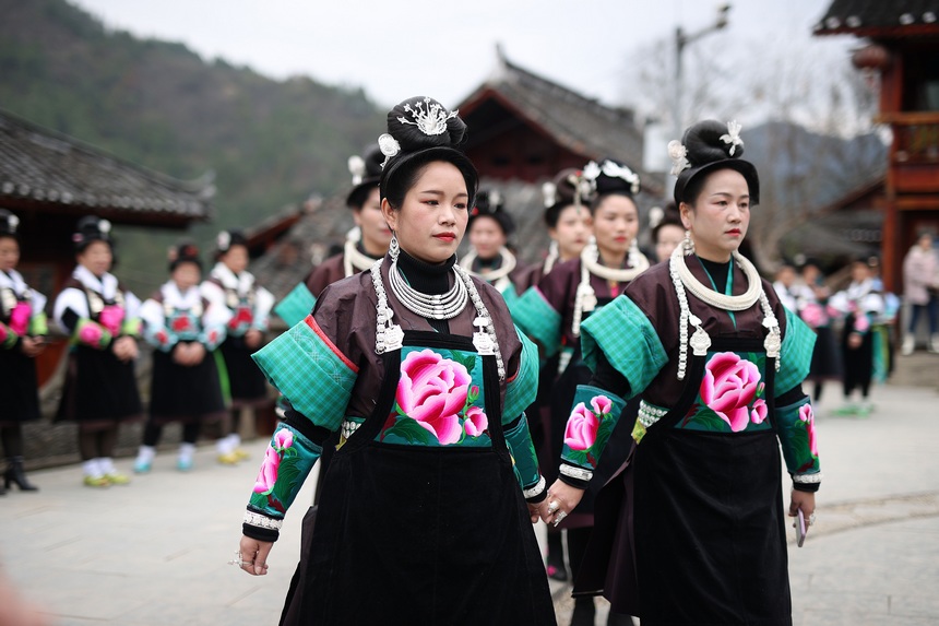 2月24日，貴州省黔東南苗族侗族自治州丹寨縣興仁鎮王家村，身著盛裝的苗族村民在跳鼓場上跳木鼓舞。 