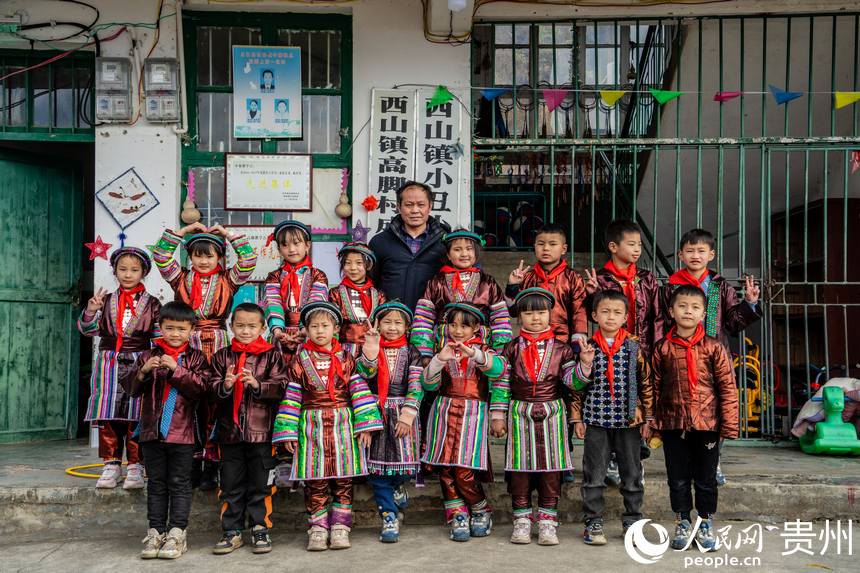 孟榮達老師和16名小學生的合影。人民網 陽茜攝