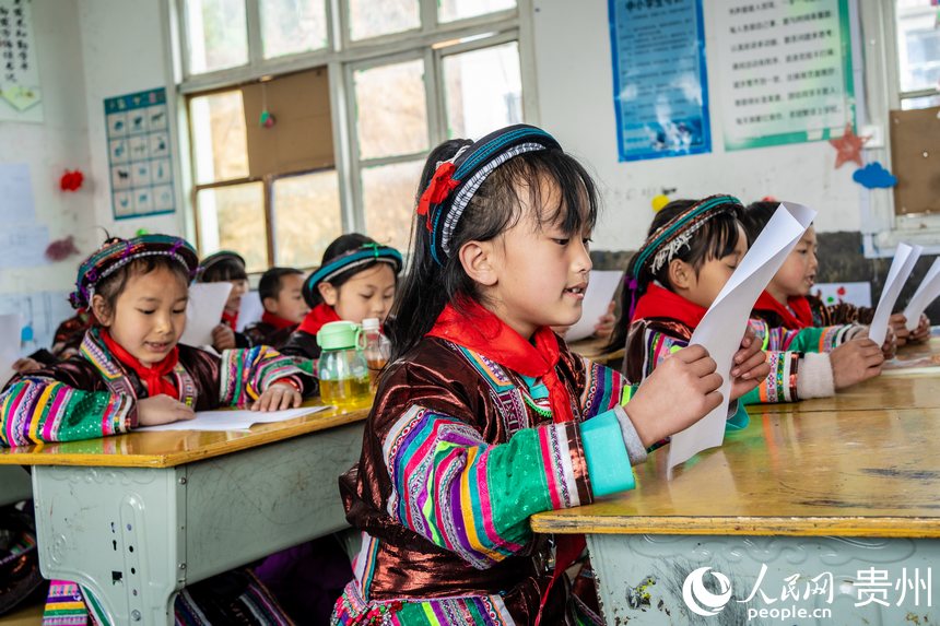 學生們十分認真的在上音樂課。人民網 陽茜攝