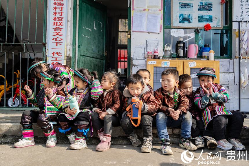 幼兒班的小朋友課間排排坐一起玩耍。人民網 陽茜攝