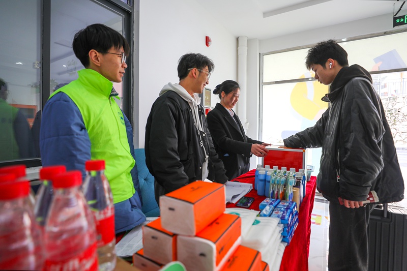 為學生提供生活用品。貴州工商職業學院供圖