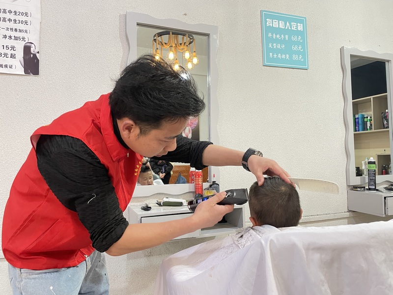 社區志愿者“義剪活動”  思南融媒體中心供圖.jpg