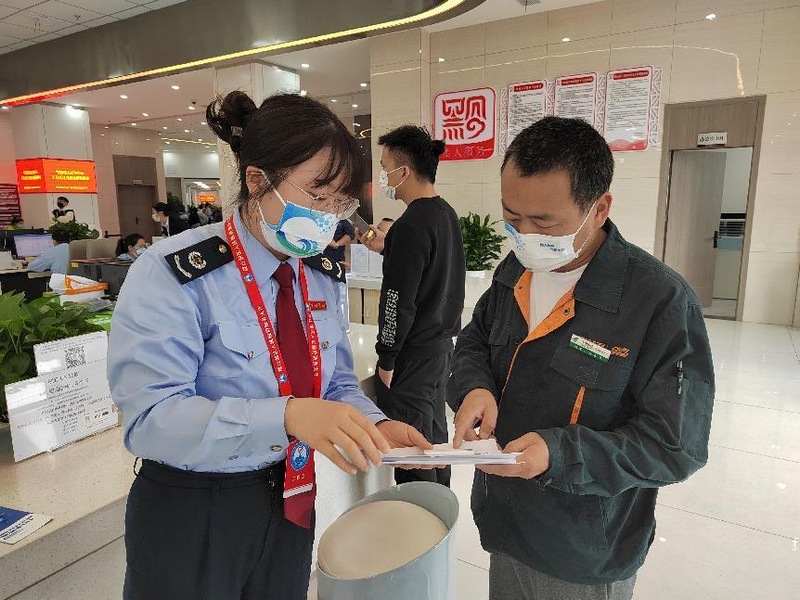 辦稅服務廳稅務干部為納稅人解答疑惑