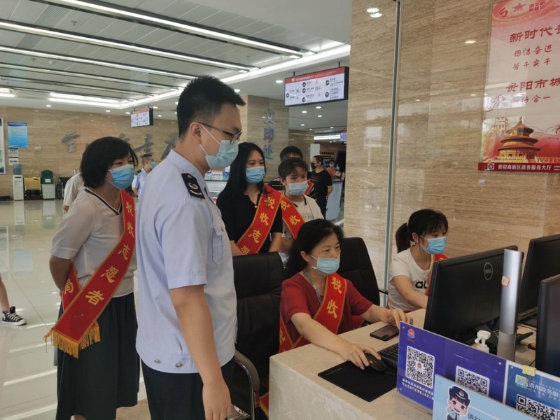 王曉雯參加高新區稅務局組織的稅收志愿者“辦稅繳費體驗日活動”。