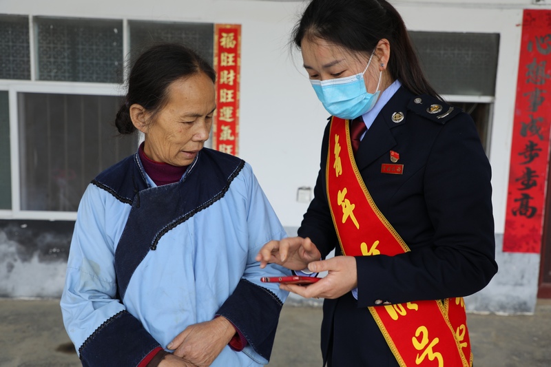 貞豐稅務志愿者手把手教村民進行電子醫保查詢。