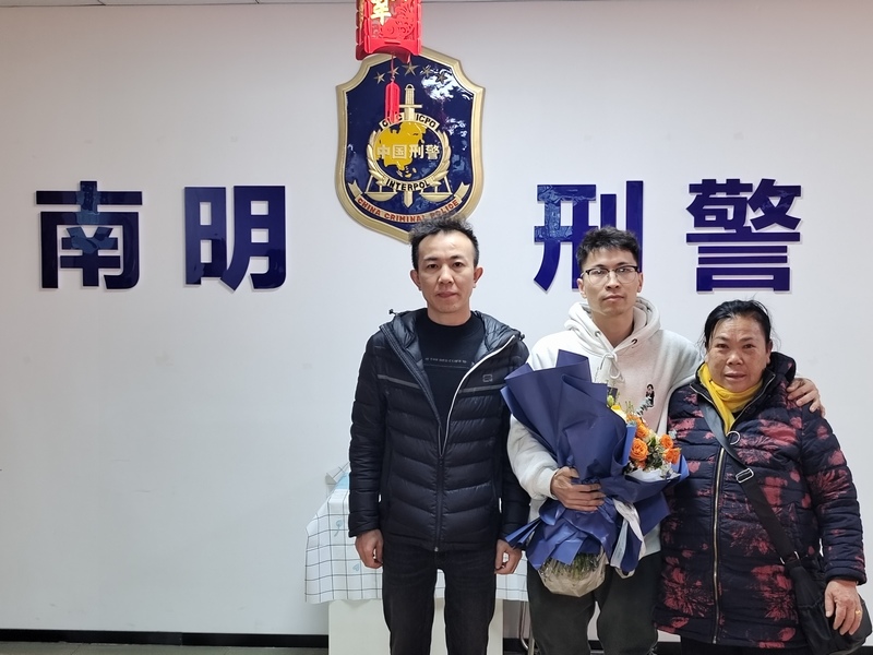 肖正?。ㄖ校┡c母親、哥哥團圓。