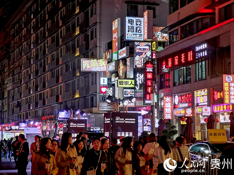 人頭攢動的青云市集。人民網 李永馨攝