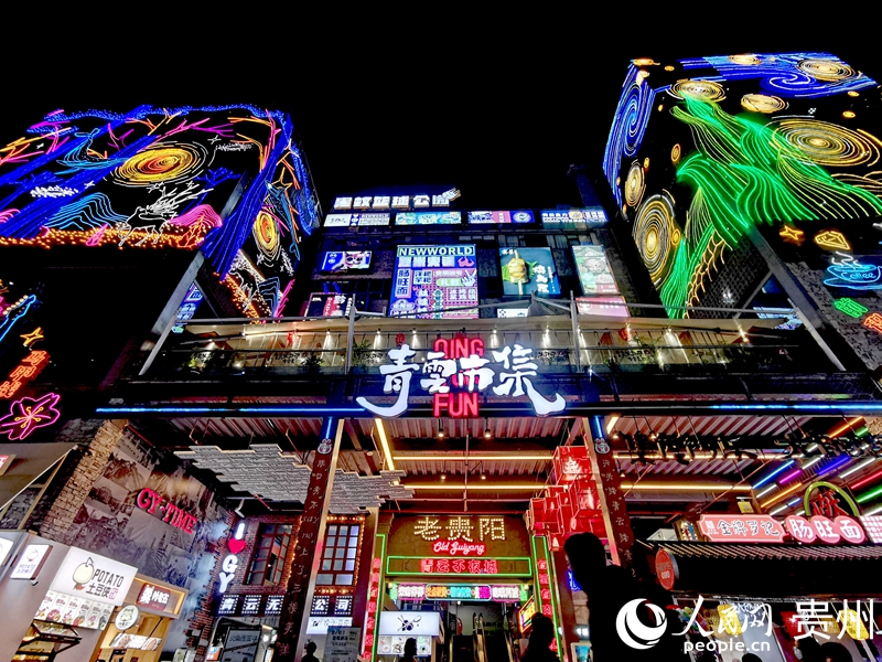 流光溢彩的青云市集。人民網 李永馨攝