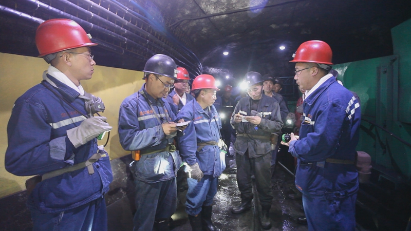 全國人大代表，貴州盤江精煤股份有限公司山腳樹礦黨委副書記、礦長侯建國正在開展井下安全隱患排查（右一）。受訪者供圖