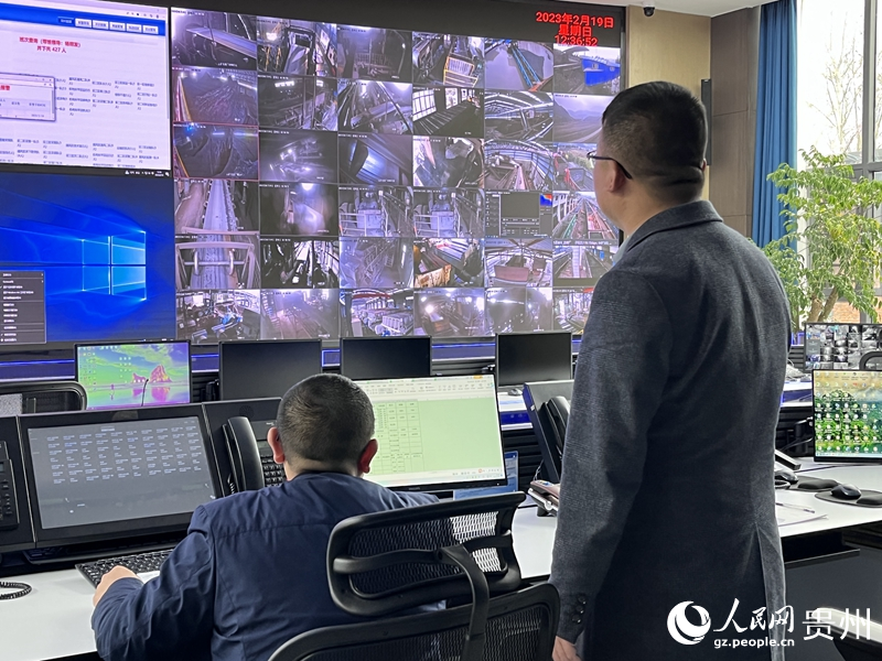 全國人大代表，貴州盤江精煤股份有限公司山腳樹礦黨委副書記、礦長侯建國正在山腳樹礦智能化監控中心調度工作（左二）。人民網 陳潔泉攝