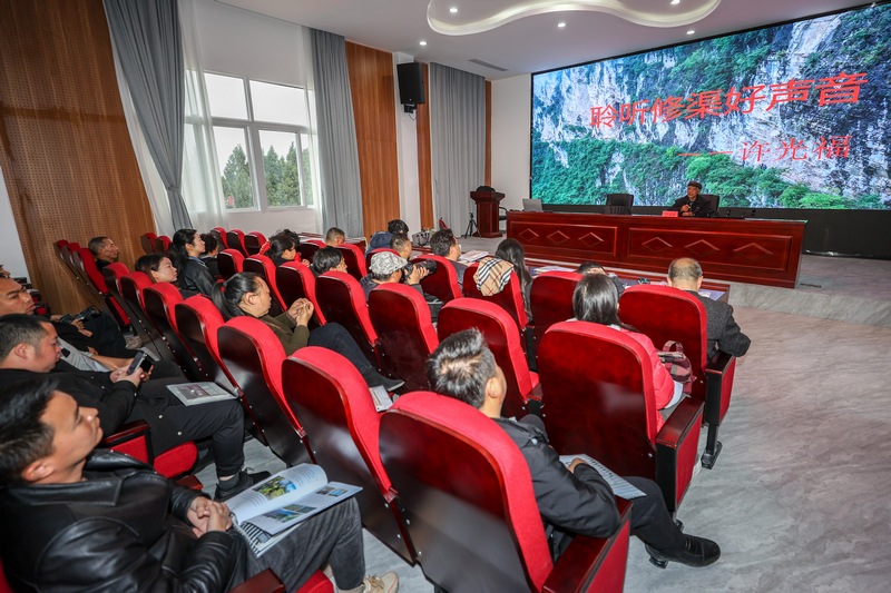 聽修渠老英雄講故事。