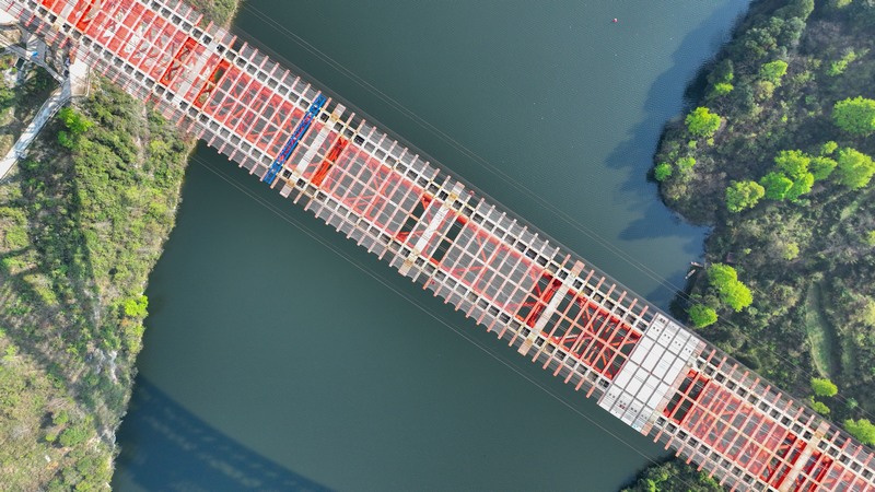 德余高速烏江特大橋主體貫通。劉葉琳攝