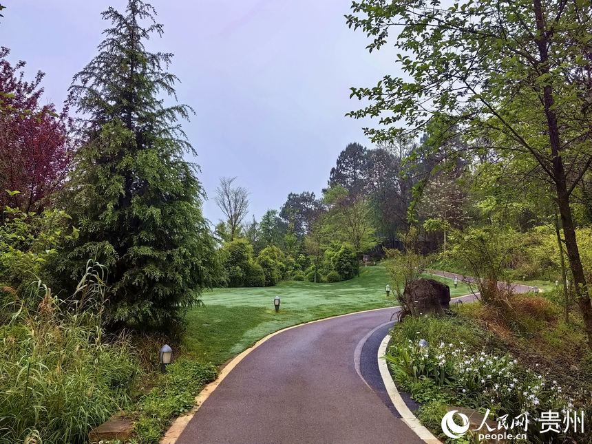 興義市義龍新區優美的自然風光。人民網 李永馨攝