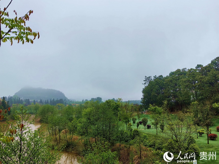 興義市義龍新區優美的自然風光。人民網 李永馨攝