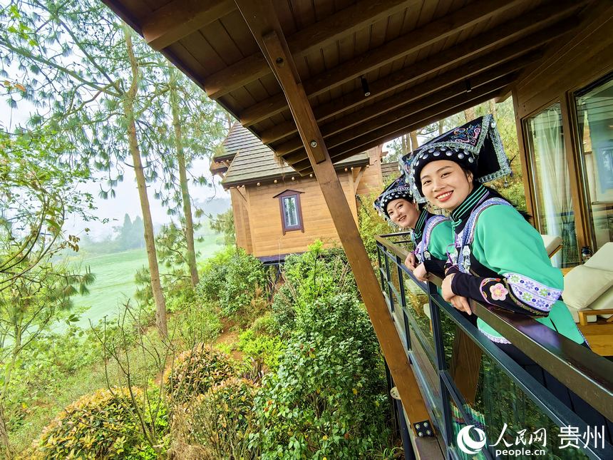 游客在興義市義龍新區游玩。人民網 李永馨攝