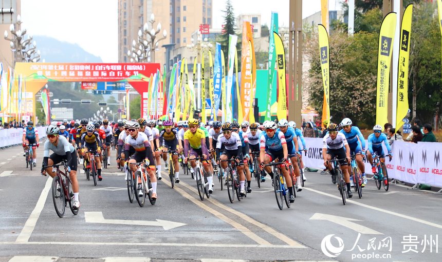 參賽選手行駛在公路賽道。人民網 顧蘭云攝