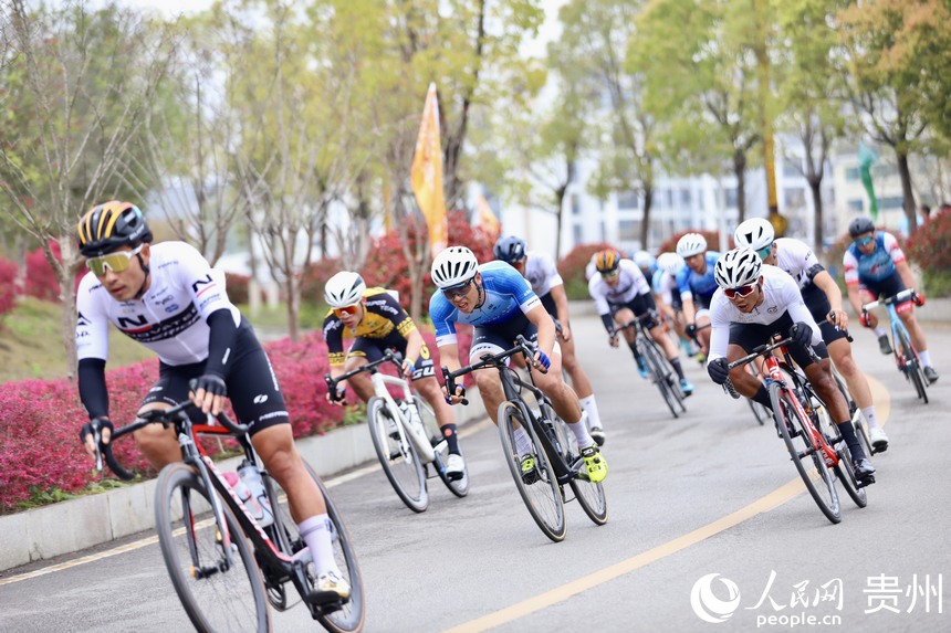 參賽選手正在通過彎道。人民網 顧蘭云攝