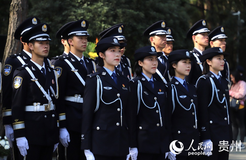 活動現場肅穆站立的禮兵。人民網 顧蘭云攝