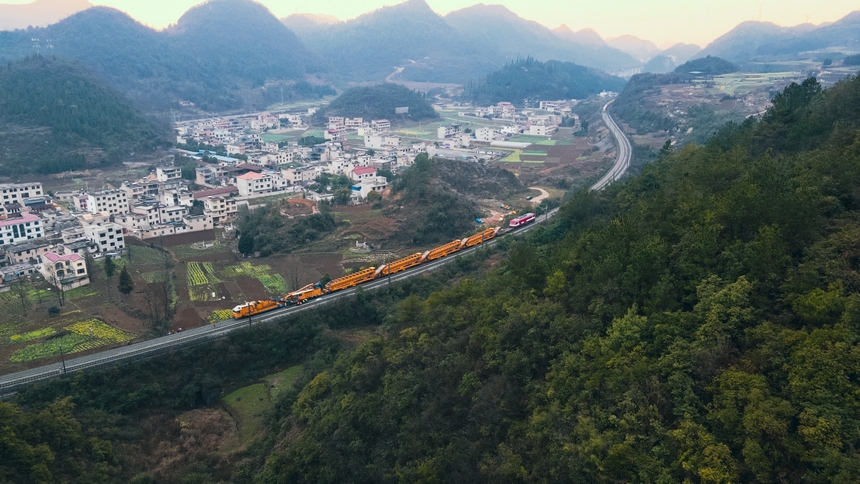 滬昆鐵路貴州段大修施工現場。趙鵬攝