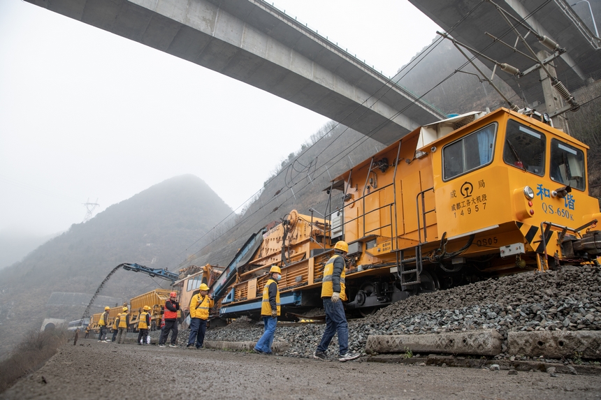 滬昆下行線大機清篩。劉陵躍攝