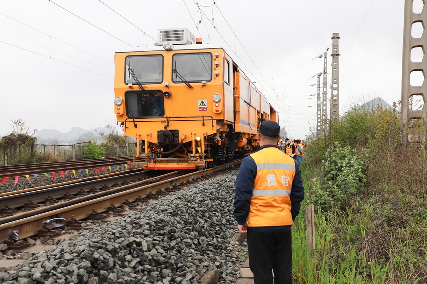 滬昆下行線大機清篩。劉陵躍攝