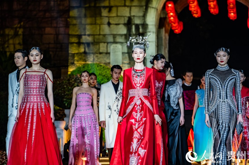 開幕式上模特穿著苗繡制品登臺亮相。人民網 陽茜攝