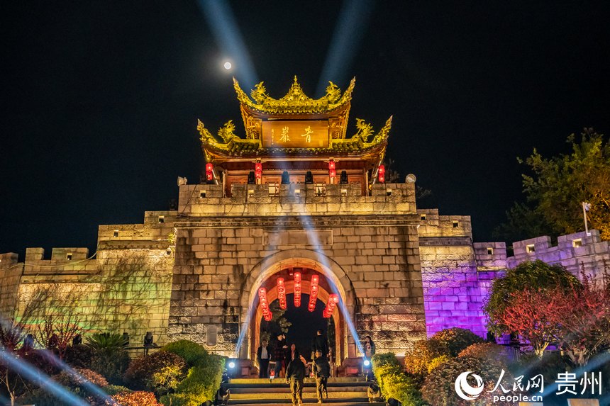 夜晚聚光燈照射下的青巖古鎮城門。人民網 陽茜攝