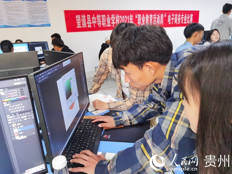 計算機應用實操教室內，同學們討論圖標制作。人民網 王秀芳攝