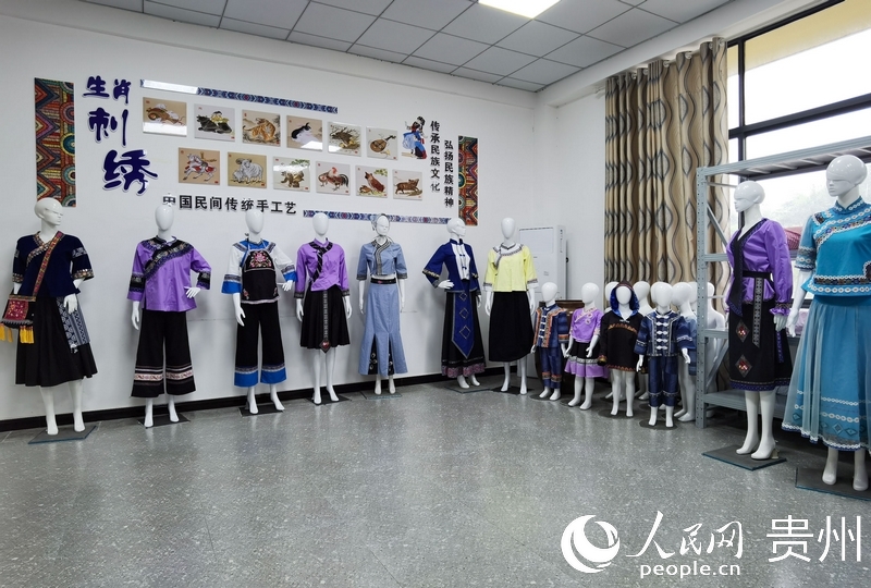 民族服飾展示。人民網 王秀芳攝