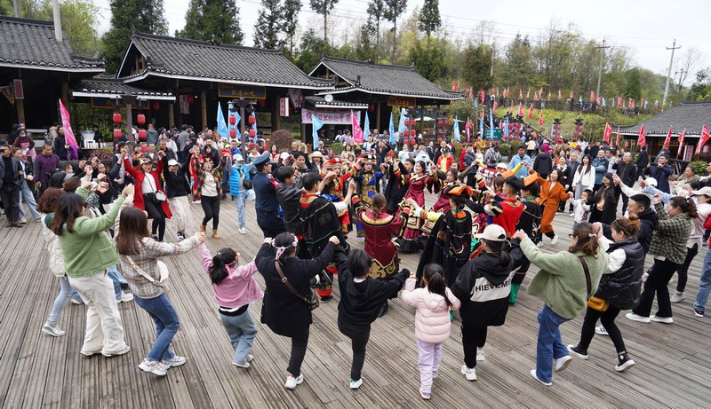 游客與“花仙子”盡情歌舞。謝玉江攝