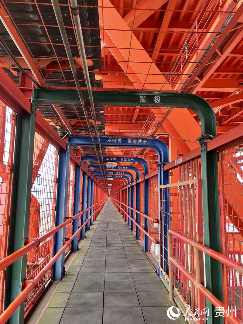 壩陵河大橋橋體內觀光通道一隅。人民網 陳潔泉攝