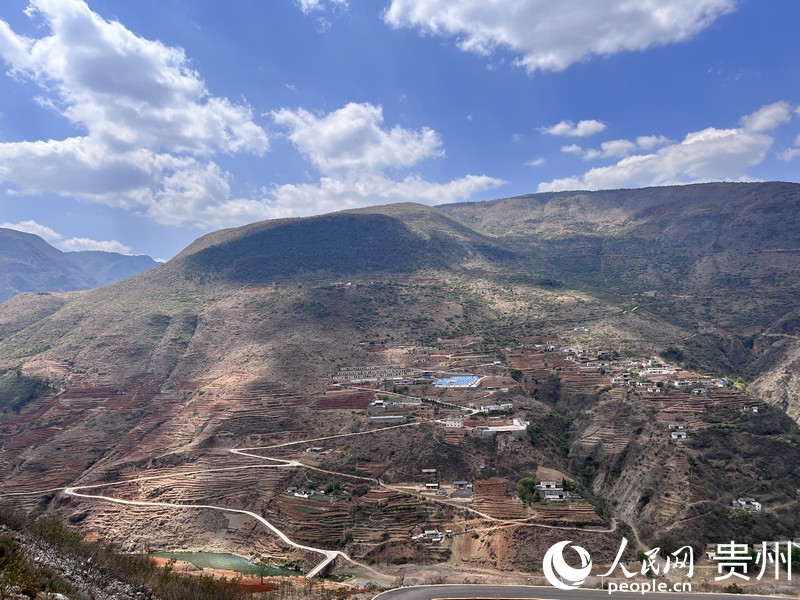 站在海元村高處俯瞰牛欄江對岸。人民網 陳潔泉攝