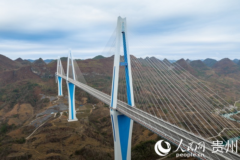 平塘大橋。人民網記者 涂敏攝