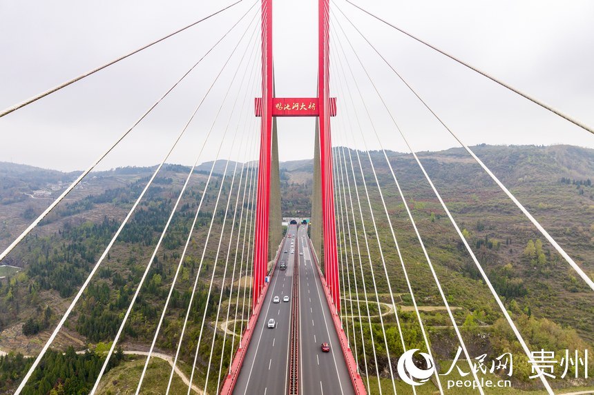 航拍貴黔高速鴨池河大橋。人民網記者 涂敏攝