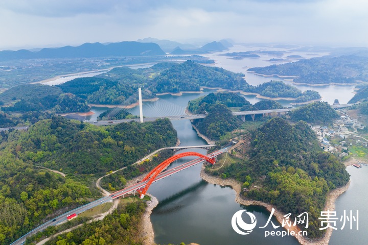 航拍花魚洞大橋。人民網記者 涂敏攝