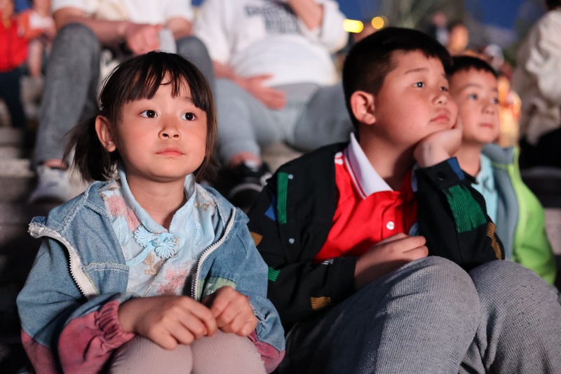 孩童聚精會神觀看影片。七星關區委宣傳部供圖