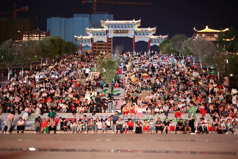 同心城市公園臺階上坐滿了市民。七星關區委宣傳部供圖