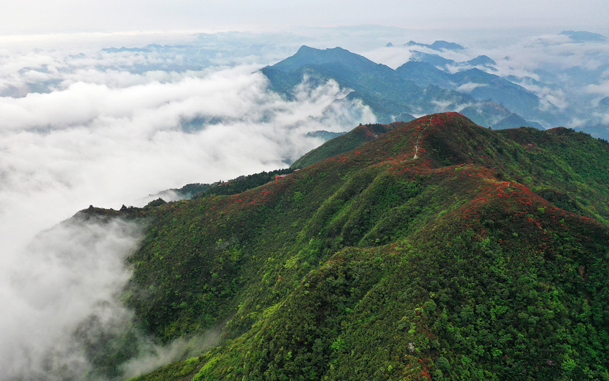 雨后云霧中的丹寨縣龍泉山景色（無人機照片）。