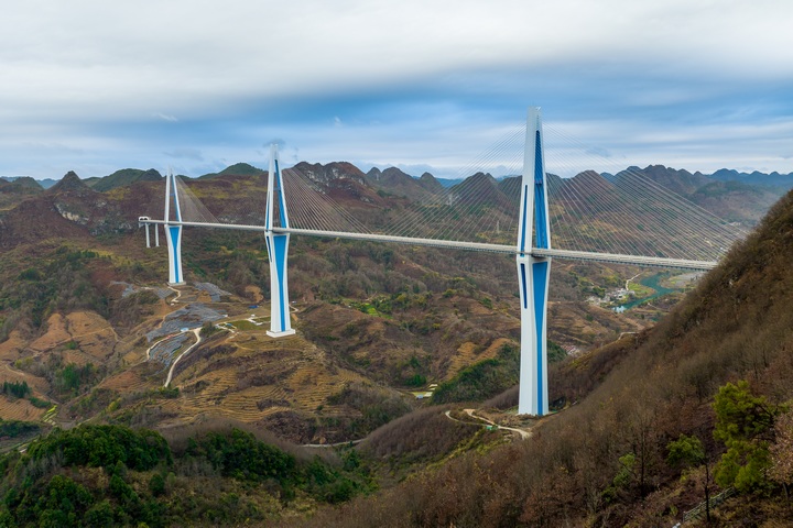 平塘大橋。人民網記者 涂敏攝