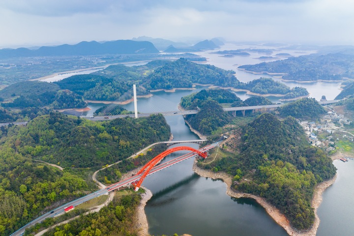 花魚洞大橋。人民網記者 涂敏攝