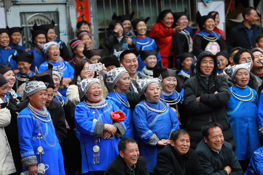 4月23日， 苗族群眾在新民村參加村“BA”籃球賽。