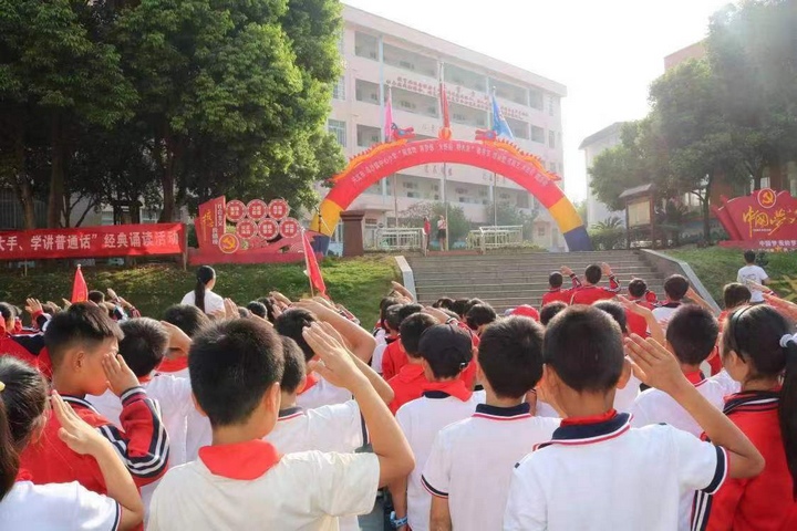 圖為參加升旗儀式。