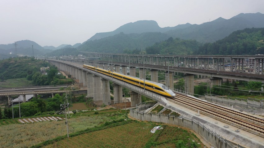 “黃醫生”檢測車通過都勻東馬寨特大橋。范亮茹攝