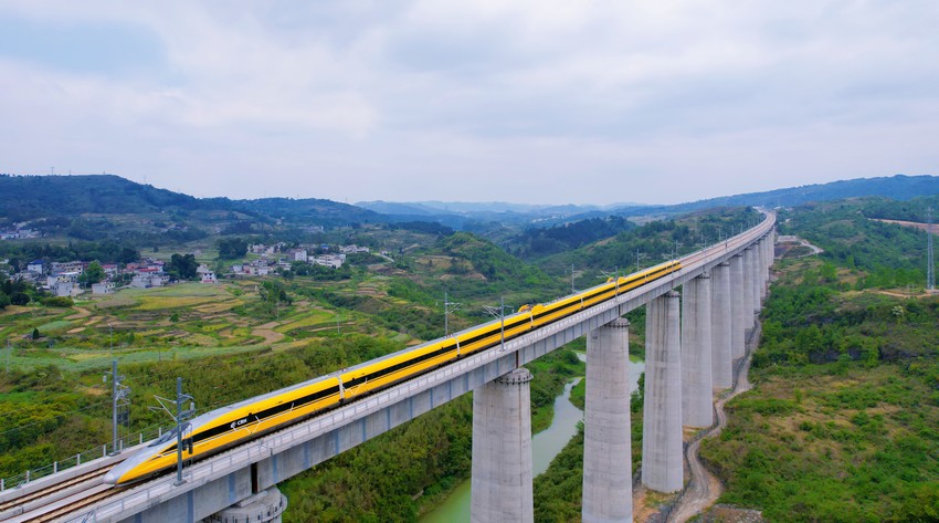 綜合檢測列車經過銀坡河雙線特大橋。范亮茹攝
