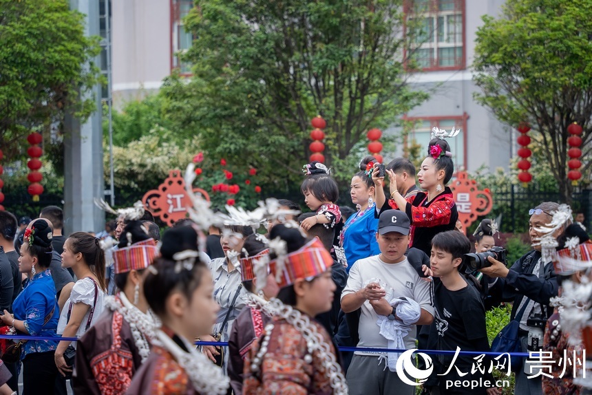 群眾在路邊圍觀游演。人民網記者 涂敏攝