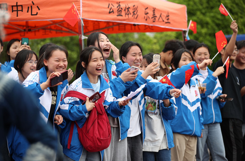 高三年級學生在“校園美食節”上觀看表演。黃曉海攝