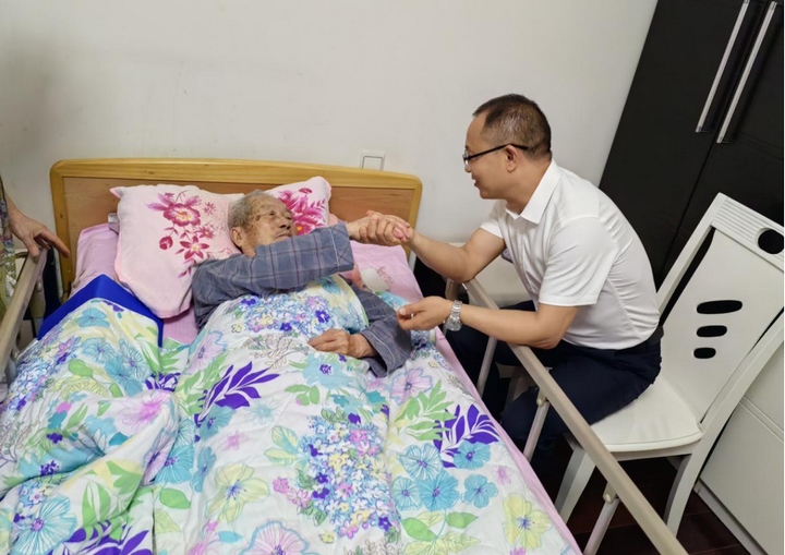 圖為走訪看望王蘇冰老同志。