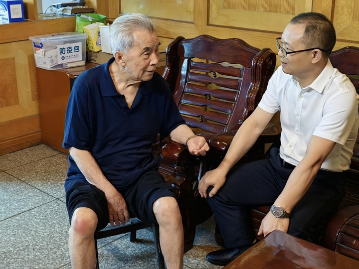 圖為走訪看望楊紹益老同志。