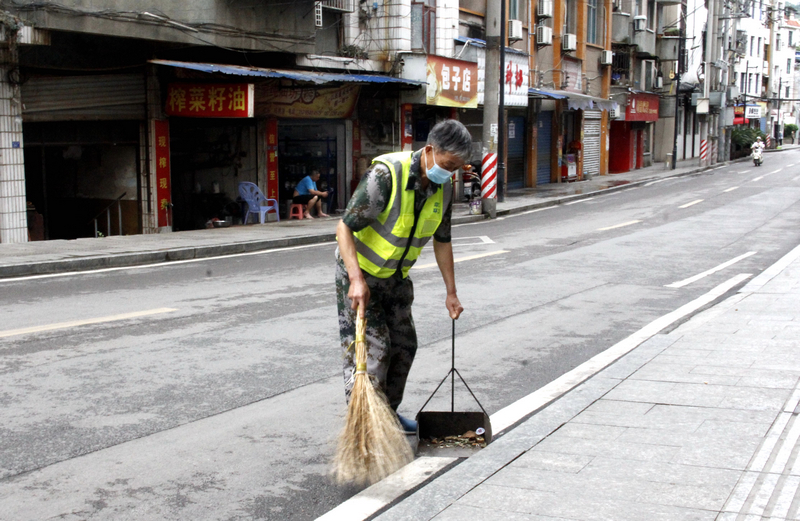 工作中的田社靜。