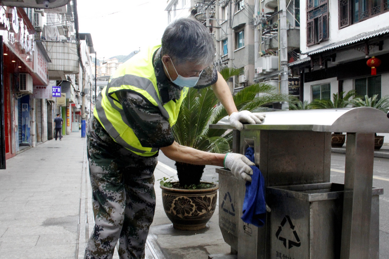 工作中的田社靜。